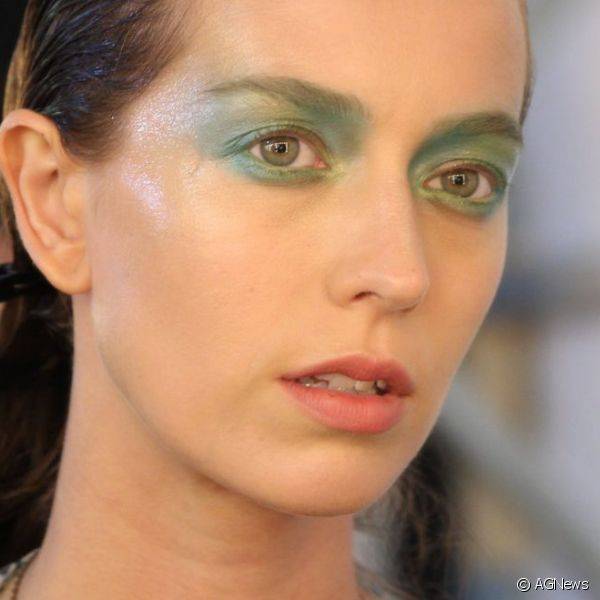As sereias serviram de inspira??o para a maquiagem da Victor Dzenk, que usou uma mistura de verde, azul e dourado para esse esfumado maxi